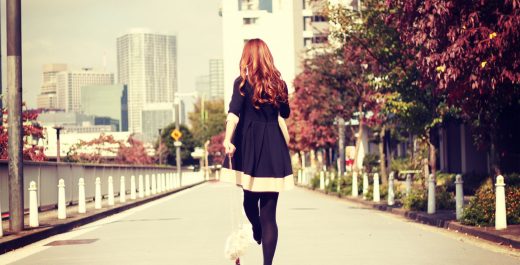 街を歩く女の子の画像