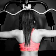 筋肉トレーニングをする女性の画像