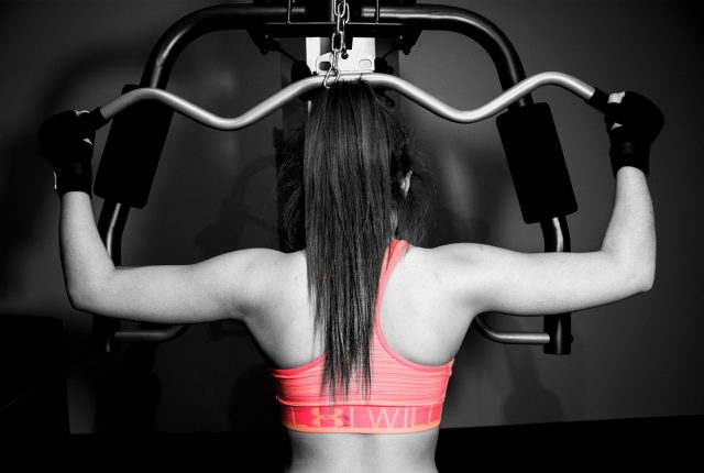 筋肉トレーニングをする女性の画像