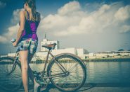 サイクリングをする女性の画像