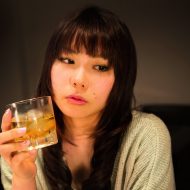 ウイスキーを飲む女性の画像