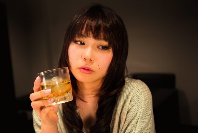 ウイスキーを飲む女性の画像