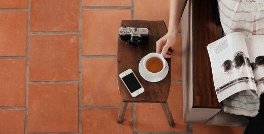 スマートフォンとコーヒーの画像
